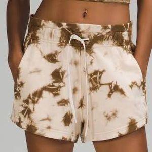 Lululemon On the Move short